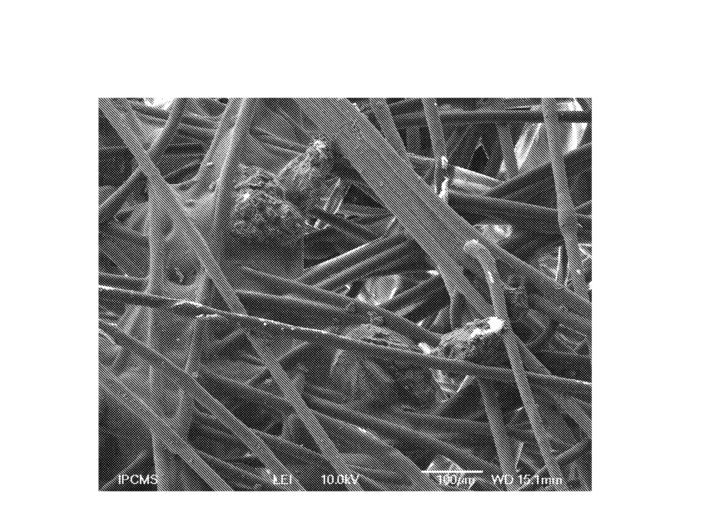 Produit non-tisse contenant des particules organiques et/ou minerales et son procede de fabrication