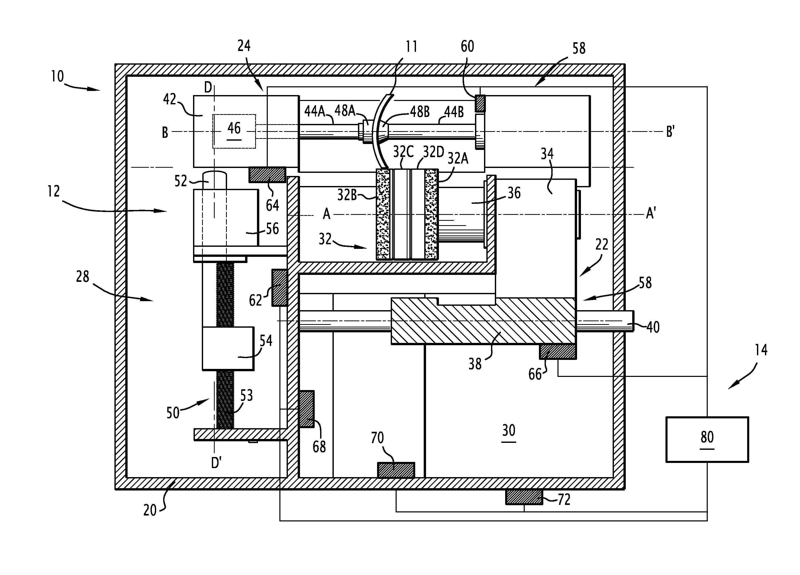 Dispositif d'usinage de verre optique comportant un systeme antibruit et/ou antivibration et procede associe