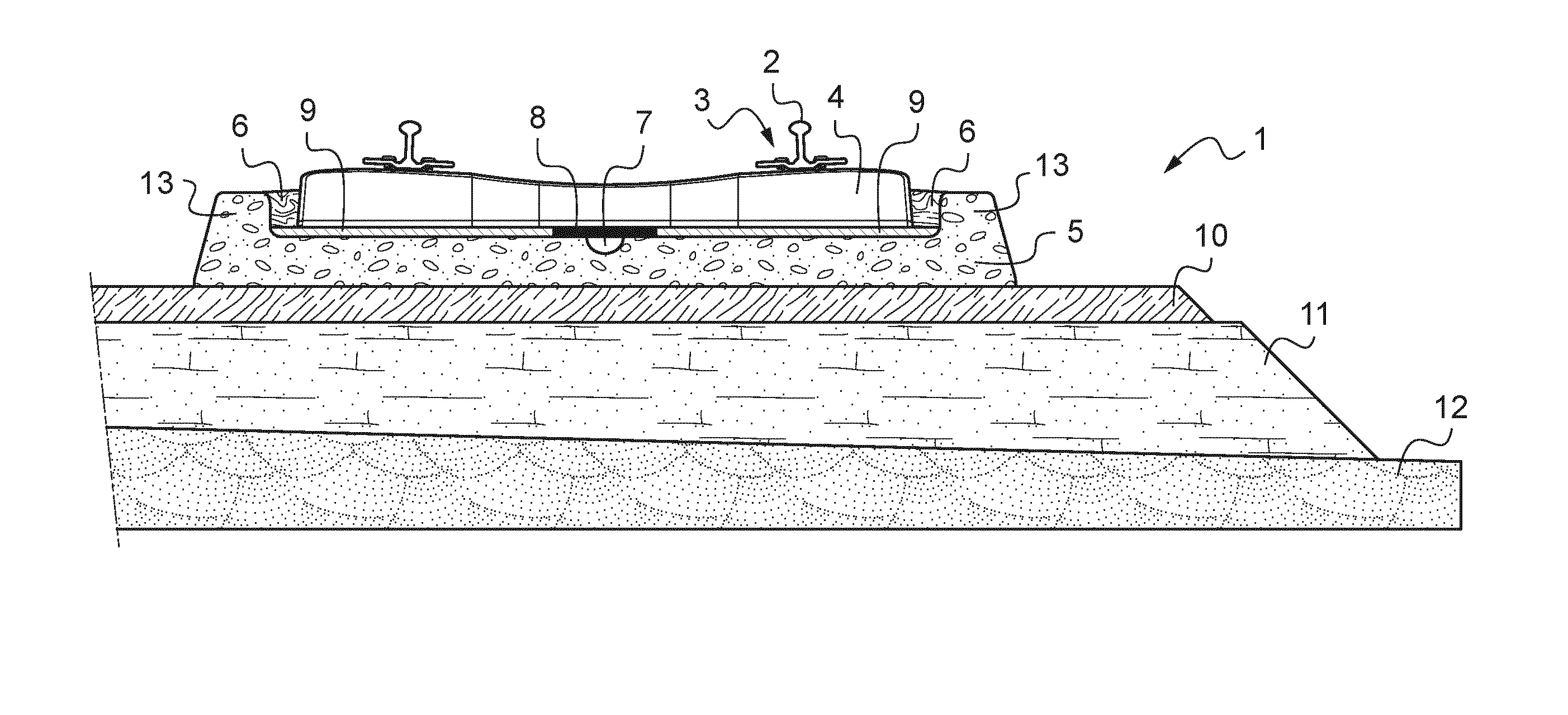 Voie de chemin de fer avec traverses sur dalle en beton arme ou non arme continu a amortissement pour circulation de trains et procede de fabrication
