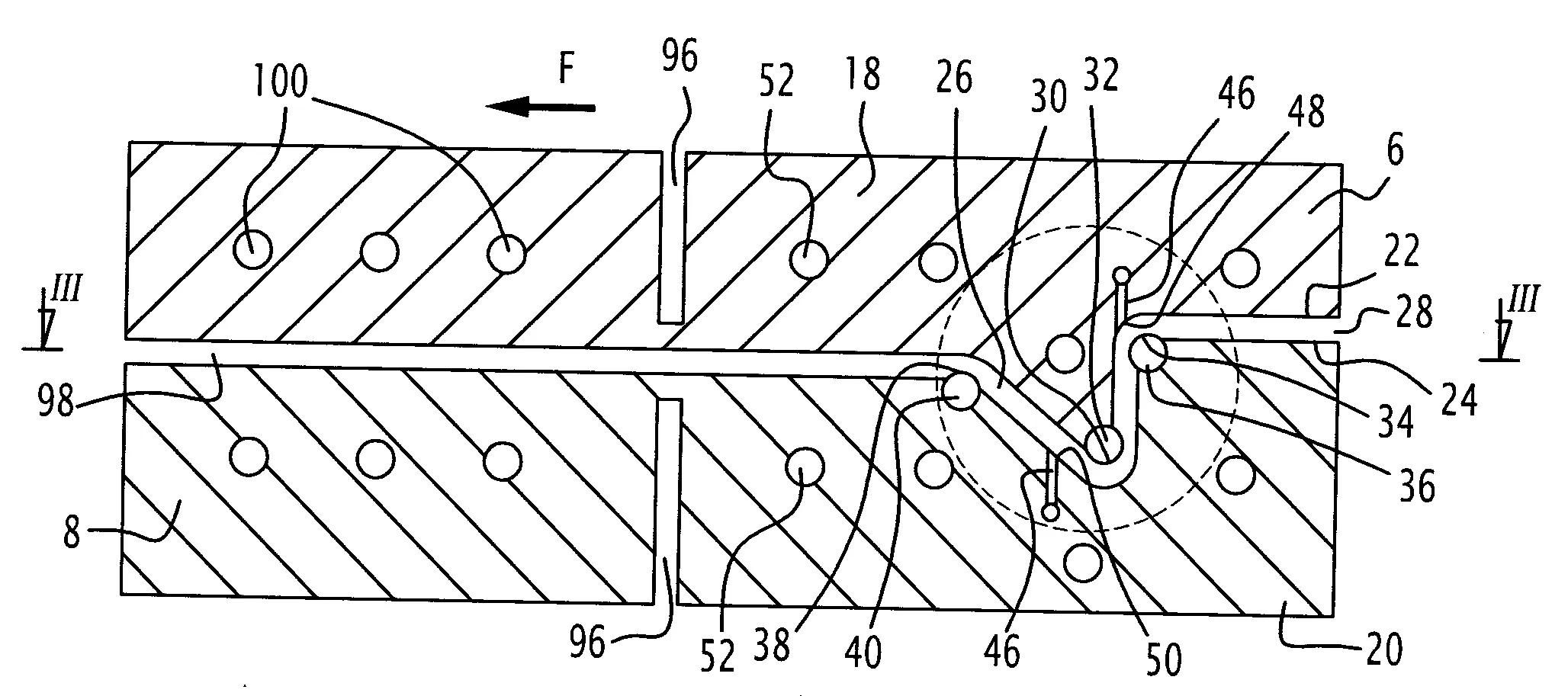 Procede et dispositif de realisation d'un profile en materiau thermoplastique renforce par des fibres, comprenant une etape de mise en tension des fibres au cours de leur impregnation