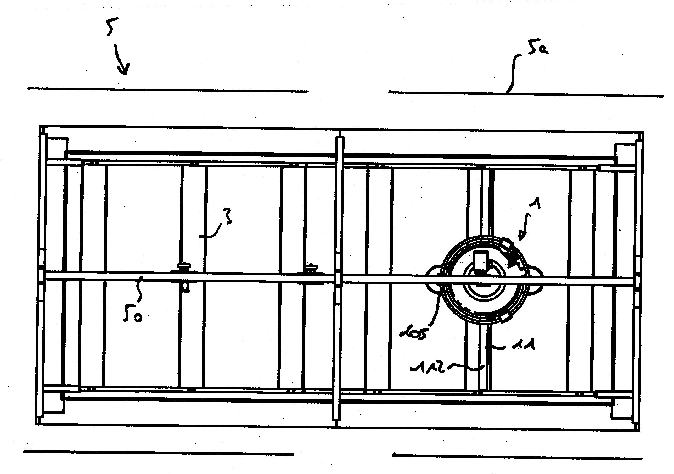 Installation d'elevage comprenant un batiment equipe d'auges et une unite mobile de remplissage d'auges suspendue a un rail