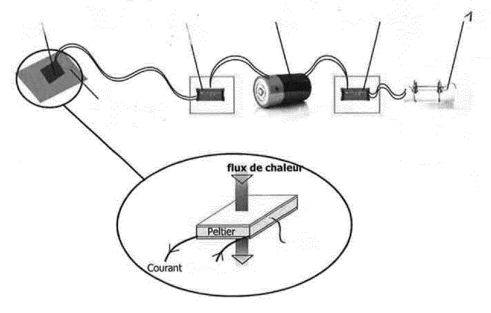 Capteur de debit non intrusif autonome en energie et procede de conversion d'energie thermique en energie electrique sur un reseau de transport de fluides mettant en œuvre un tel capteur